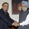 Tổng thống Pakistan Asif Ali Zardari gặp Thủ tướng nước chủ nhà, Ấn Độ Manmohan Singh. (Nguồn: AP) 