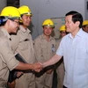 Chủ tịch nước Trương Tấn Sang thăm hỏi cán bộ, kỹ sư và công nhân Nhà máy thủy điện Sơn La. (Ảnh: Nguyễn Khang/TTXVN)