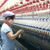 Công nhân làm việc trong nhà máy sợi Duy Nam. (Ảnh: Dương Chí Tưởng/Vietnam+)