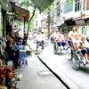 Khách du lịch tham quan khu phố cổ Hà Nội. (Nguồn: Internet)