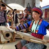 Giới thiệu dệt thổ cẩm dân tộc Mông xã Lùng Tám, Quảng Bạ, tỉnh Hà Giang tại khu văn hóa chợ vùng cao phía Bắc. (Ảnh: Thanh Hà/TTXVN)