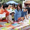 Các bạn trẻ tham gia đọc sách tại ngày hội sách và văn hóa đọc 2012. (Ảnh: Quý Trung/TTXVN)