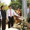 Chủ tịch nước Trương Tấn Sang tham quan các hiện vật tại khu di tích. (Ảnh: Nguyễn Khang/TTXVN)