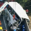 Hiện trường vụ tai nạn xe buýt trên đường cao tốc Kanetsu, Nhật Bản. (Nguồn: Reuters)