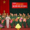Lãnh đạo tỉnh Hà Giang và Bộ Chỉ huy Bội đội biên phòng tỉnh Hà Giang chụp ảnh chung với thành viên Đại diện biên giới đoạn 4. (Ảnh: Minh Tâm/TTXVN)