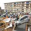Nhân viên cứu hộ đang xác định thiệt hại sau trận lốc xoáy hôm 6/5 ở Tsukuba, Ibaraki. (Nguồn: Yomiuri)