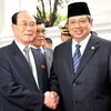 Tổng thống Indonesia Susilo Bambang Yudhoyono (phải) đón Chủ tịch Quốc hội Triều Tiên Kim Yong-Nam (trái). (Nguồn: Getty Images) 