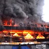 Chợ trung tâm tỉnh Quảng Ngãi bị lửa bao trùm trong ngày 9/2. (Ảnh: Nguyễn Đăng Lâm/TTXVN)