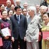 Chủ tịch nước Trương Tấn Sang gặp gỡ các đại biểu những người đã có thời gian phục vụ, bảo vệ Bác Hồ. (Ảnh: Nguyễn Khang/TTXVN)