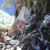 Binh sỹ Indonesia tìm kiếm hành lý và các phần thi thể nạn nhân vụ tai nạn máy bay Sukhoi Superjet 100 núi Salak,Tây Java. (Nguồn: Getty Images)