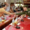 Đại diện Chính phủ Myanmar (phải) bắt tay với đại diện nhóm Shan (trái) tại buổi hội đàm giữa hai bên ở Kengtung, bang Shan. (Nguồn: AP)