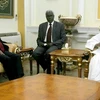 Cựu Tổng thống Nam Phi Thabo Mbeki (trái) gặp Tổng thống Sudan Omar al-Bashir (phải) tại Khartoum. (Nguồn: Getty Images) 