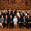 Nữ hoàng Anh chụp ảnh chung với các vị khách mời. (Nguồn: Getty Images)