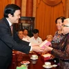 Chủ tịch nước Trương Tấn Sang tặng quà các đại biểu. (Ảnh: Trọng Đức/TTXVN)