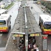 Điểm trung chuyển xe buýt Cầu Giấy (Hà Nội) là một trong những điểm có lưu lượng lớn hành khánh đi xe buýt. (Ảnh: Thế Duyệt/TTXVN)