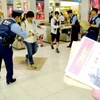 Cảnh sát Nhật phân phát tờ rơi thông tin truy nã Katsuya Takahashi, thành viên cuối cùng của AUM. (Nguồn: AP) 