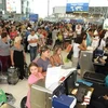 Hành khách xếp hàng đợi làm thủ tục cân, gửi hành lý ở sân bay Suvarnabhumi. (Nguồn: bangkokpost.com)