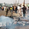 Người dân tụ tập tại một địa điểm bị đánh bom ở Kaduna, Nigeria. (Nguồn: AFP)