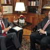 Tổng thống Hy Lạp Karolos Papoulias (phải) gặp lãnh đạo Đảng Dân chủ Mới, Antonis Samaras ngày 18/6. (Nguồn: Reuters)