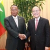 Chủ tịch Quốc hội Nguyễn Sinh Hùng đón Chủ tịch Thượng viện Myanmar Khin Aung Myint. (Ảnh: Nhan Sáng/TTXVN)