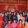 Phó Chủ tịch nước Nguyễn Thị Doan chụp ảnh chung với bà con Việt kiều sinh sống tại tỉnh Nakhon Phanom và các tỉnh lân cận. (Ảnh: Thống Nhất/TTXVN)