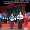 Phó Thủ tướng Nguyễn Thiện Nhân trao thưởng cho tập thể và cá nhân tiêu biểu. (Ảnh: Đình Trân/TTXVN)
