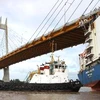 Tàu Vinashin Orient Hai Phong INO 9385568 bị mắc kẹt vào gầm cầu Bính tháng 7/2010. (Ảnh: Tuấn Anh/TTXVN)