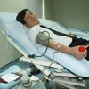 Giáo sư, tiến sỹ Nguyễn Anh Trí hiến máu nhân đạo. (Nguồn: nihbt.org.vn)