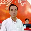 Anh Phan Duy đến làm thủ nhận giải tại cửa hàng Mobifone. (Nguồn: Mobifone)
