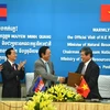Bộ trưởng tài nguyên hai nước Việt Nam, Campuchia trao đổi văn kiện hợp tác nghiên cứu chung về sông Mekong. (Ảnh: Chí Hùng/Vietnam+)