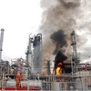 Lửa bốc lên từ nhà máy lọc dầu Bangchak. (Nguồn: Getty Images)