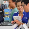 Nhân viên Intel giới thiệu tới khách hàng dòng sản phẩm Ultrabook™ tích hợp bộ vi xử lý Intel® Core™ thế hệ thứ 3. (Nguồn: Intel Việt Nam)