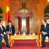 Phó Thủ tướng Nguyễn Xuân Phúc đã tiếp ông Tram Iv Tek, Bộ trưởng Bộ Giao thông Công chính Vương quốc Camuchia. (Ảnh: Trọng Đức/TTXVN)
