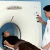 Áp dụng kỹ thuật cao điều trị cho bệnh nhân ở Bệnh viện Đa khoa khu vực Bắc Quảng Bình. (Ảnh: Dương Ngọc/TTXVN)