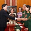 Chủ tịch nước Trương Tấn Sang gặp gỡ các đại biểu cựu chiến sỹ tinh nhuệ. (Ảnh: Nguyễn Khang/TTXVN)