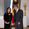 Tổng thống Đức Joachim Gauck thân mật tiếp Đại sứ Nguyễn Thị Hoàng Anh. (Ảnh: Thanh Hải/Vietnam+)