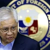 Ngoại trưởng Philippines Albert Del Rosario phát biểu tại cuộc họp báo ở Philippines sau khi trở về từ Diễn đàn khu vực ASEAN ở Campuchia, ngày 13/7. (Nguồn: AP)