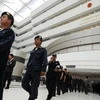 Cảnh sát Thái Lan được triển khai bảo vệ trước Tòa án Hiến pháp Thái Lan. (Nguồn: AFP)