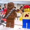 Khách tham quan bên cạnh những tác phẩm Lego tại liên hoan ngày 14/7. (Nguồn: THX/TTXVN)