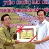 Ông Phankham Viphavan tặng quà lưu niệm cho lãnh đạo tỉnh Ninh Bình. (Ảnh: Đạt Vũ/Vietnam+)