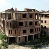Các căn hộ liền kề tại khu đô thị Văn Khê, quận Hà Đông, bị bỏ hoang do không có người mua. (Ảnh: Tuấn Anh/TTXVN)