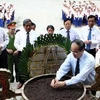 Phó Thủ tướng Nguyễn Thiện Nhân dâng hương tại Nghĩa trang Liệt sỹ quốc gia Trường Sơn. (Ảnh: Hồ Cầu/TTXVN)