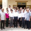 Thủ tướng Nguyễn Tấn Dũng chụp ảnh chung với cử tri huyện Cát Hải. (Ảnh: Đức Tám/TTXVN)