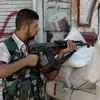 Một tay súng của quân nổi dậy Syria tại một điểm phòng ngự ở Aleppo, ngày 3/8. (Nguồn: Getty Images)