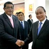 Phó Thủ tướng Nguyễn Xuân Phúc và Phó Thủ tướng, Thống tướng Campuchia, Ke Kim Yan gặp nhau trước buổi hội đàm giữa hai bên. (Ảnh: Xuân Khu/Vietnam+)