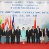 Phó Thủ tướng Nguyễn Thiện Nhân chụp ảnh chung với các Trưởng đoàn đại biểu. (Ảnh: An Đăng/TTXVN)