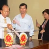 Các đại biểu Hội đồng nhân dân tỉnh Khánh Hòa bỏ phiếu tín nhiệm chức danh Chủ tịch Ủy ban Nhân dân tỉnh. (Ảnh: Đoàn Quang Đức/TTXVN)