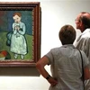 Khách tham quan xem bức tranh "Child with a Dove" của danh họa Picasso trong một cuộc triển lãm. (Nguồn: Reuters)