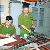 Công an thị xã Cẩm Phả (Quảng Ninh) thu nhận vũ khí, vật liệu nổ, công cụ hỗ trợ tàng trữ trái phép. (Ảnh: Nguyễn Đán/TTXVN)