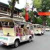 Xe chạy điện đưa du khách tham quan khu vực Hồ Hoàn Kiếm. (Ảnh: Thanh Hà/TTXVN) 
